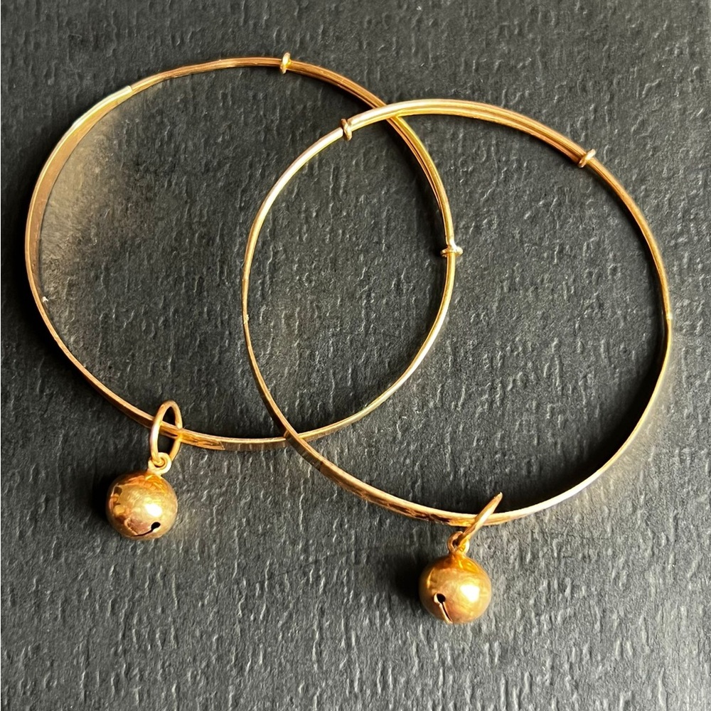 Lot of 2 18k gold etched bangles with dangles